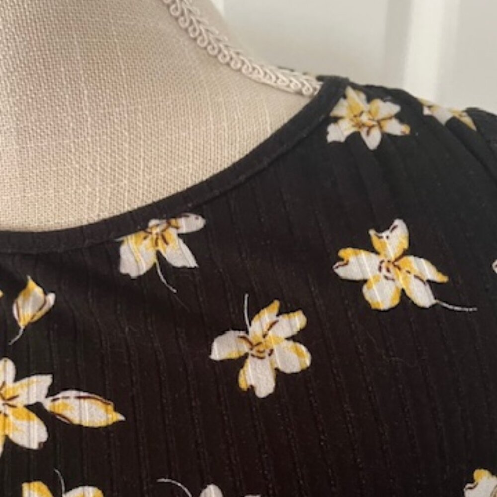 Antistar Ribbed Daisy Print Ruched Top - Picture 10 of 13